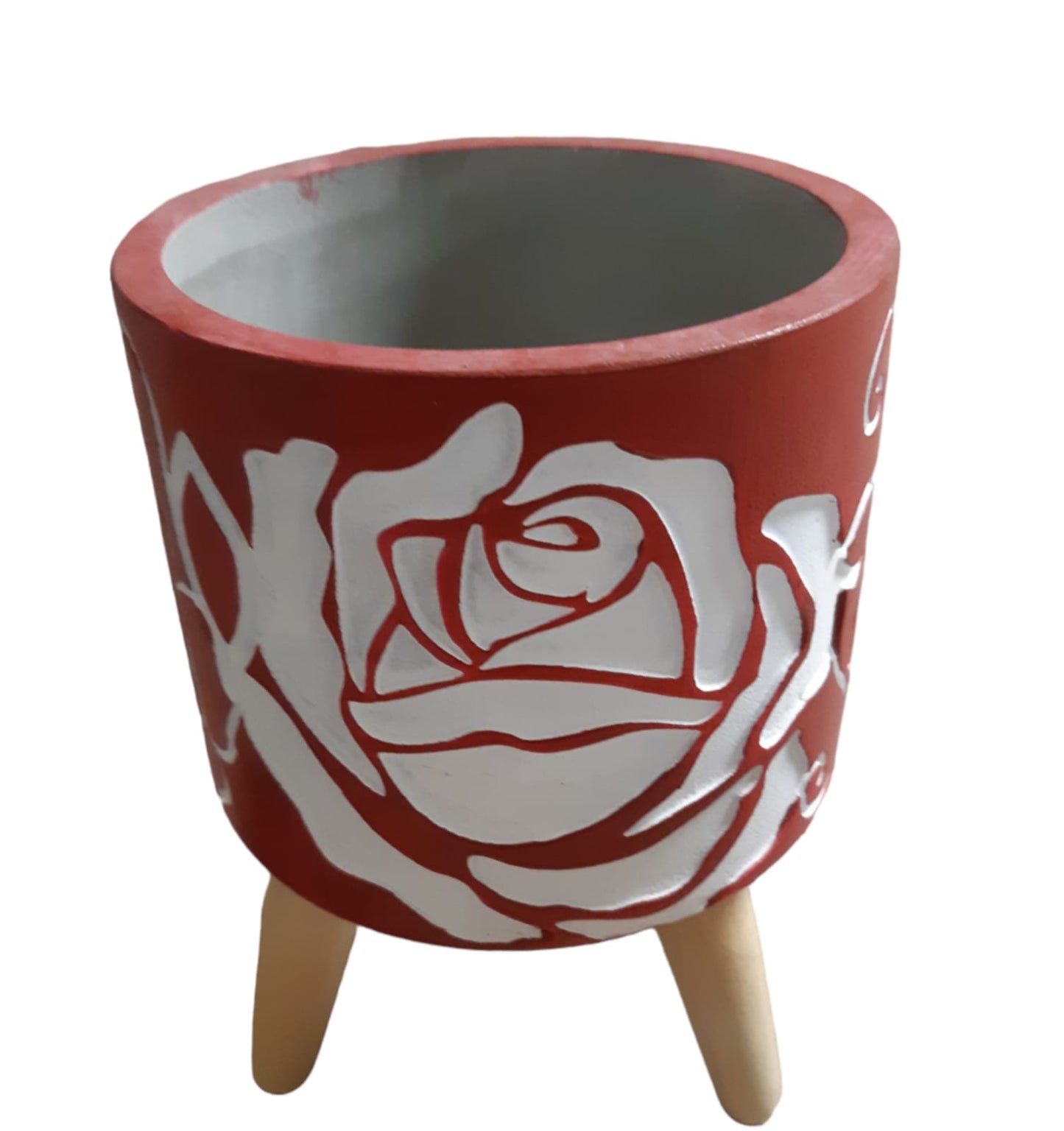 Vaso in cemento rosso con rose bianche su treppiede in legno